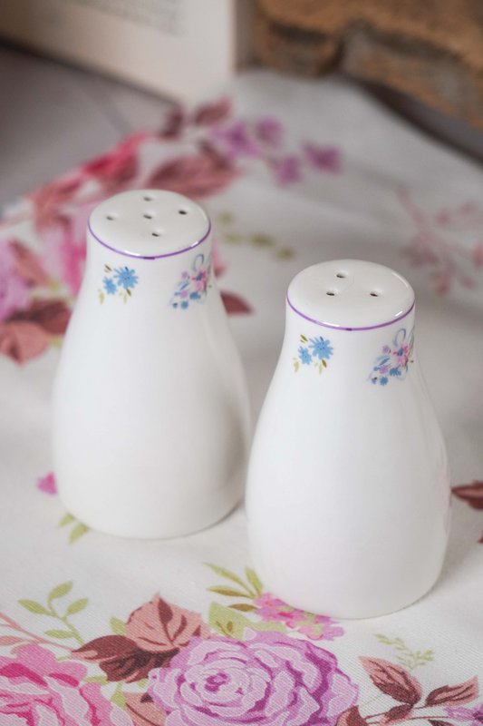 Porcelain salt & pepper set Flora Isabelle Rose