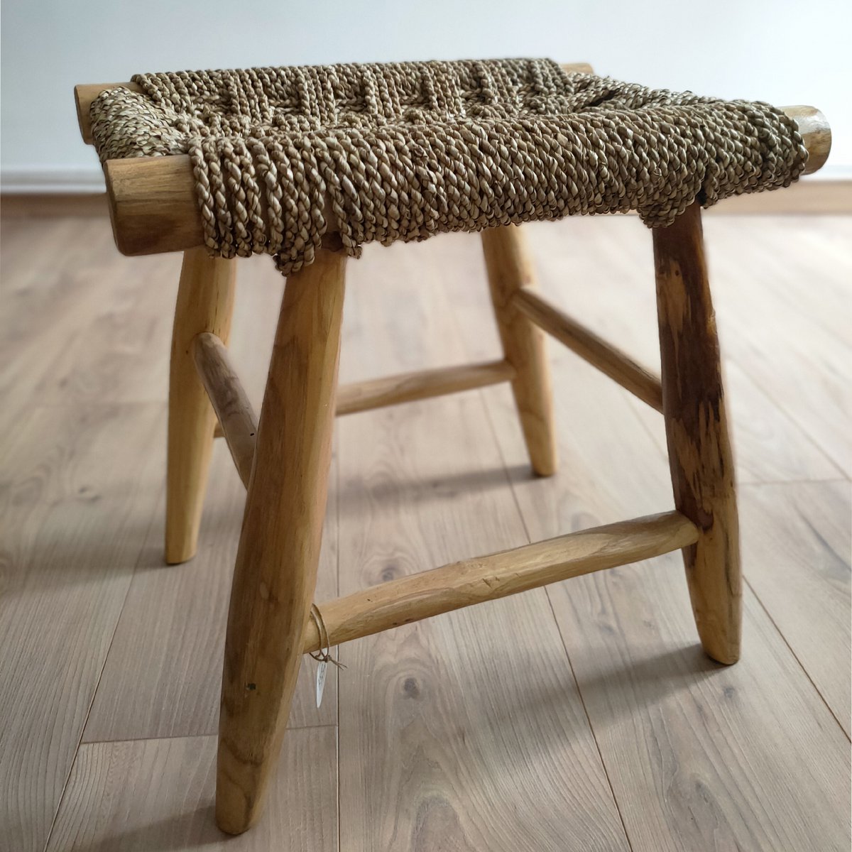 HOCKER AUS TEAKHOLZ UND BEIGEM SEIL