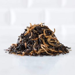 Finest Yunnan Golden Black - FOP tea, a high-quality black tea with a rich, full-bodied flavor and golden tips.
The Finest Yunnan Golden Black - FOP tea is a premium black tea from the Yunnan region of China. The tea leaves have a dark brown color with golden tips, indicating a high-quality tea. This tea has a rich, full-bodied flavor with notes of malt and a slight sweetness. The tea is available in different packaging sizes, including a 90-gram resealable pouch and a 400-gram resealable pouch, as well as a 90-gram tin.