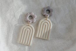 Flower-shaped rainbow-colored earrings made of lightweight materials, suitable for children's jewelry.