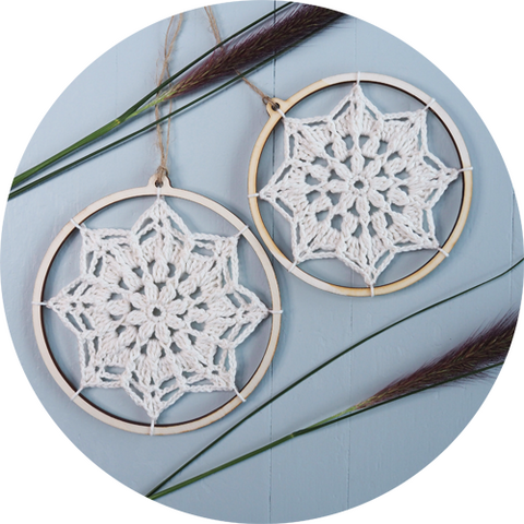 Kerstvakantie crea tip! - DIY Haakpakket kerstbal met houtenringen