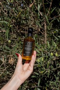 Kulinarische Spezialität basierend auf extra jungfräulichen Olivenöl und natürlichen schwarzen Trüffelaroma 🌿🍄