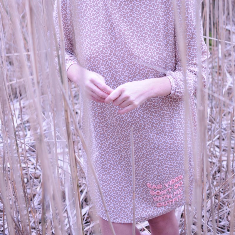Zomerjurk %23StyleBabe BEIGE viscose met leoprint %23StatementFashion "The Message Dress"