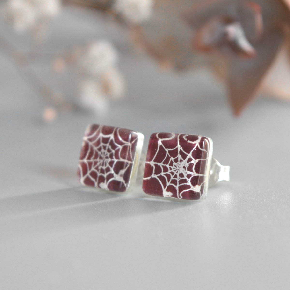 Boucles d'oreilles uniques en toile d'araignée, Couleur violet foncé, Verre recyclé et argent sterling