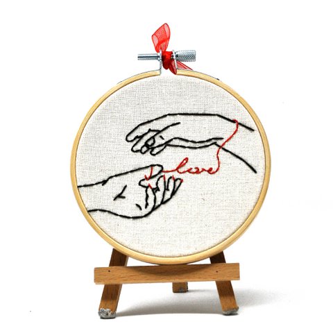 Handgefertigte Stickrahmen-Wandkunst – Minimal Love Heart – Kleine textile Wanddekoration (10 cm)