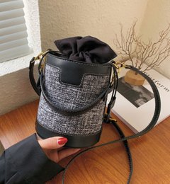 AnBeck Small Bucket Crossbody-håndtaske (2 farvemuligheder)