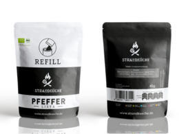 "Refill - Pepper spice mix 'LISTA' - 45g. Spice mix in black and white packaging. Includes ingredients like black pepper, cardamom, and lemon myrtle."
The product is a refill package of a pepper spice mix called "LISTA" with a net weight of 45g. The packaging is in black and white colors. The spice mix contains ingredients such as black pepper, cardamom, and lemon myrtle.