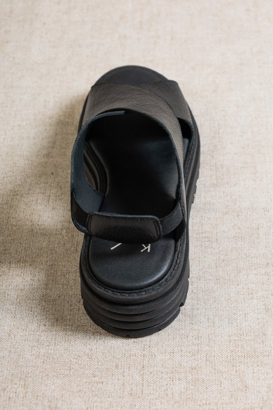 DAFNE BLACK - Cross-Strap Sandals with Chunky Sole