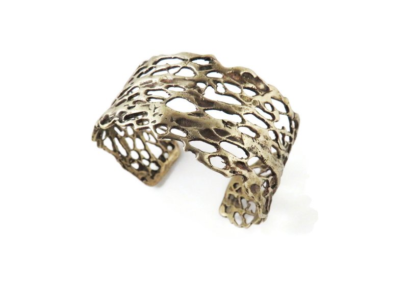 Breites Manschettenarmband aus patinierter Bronze – organisch durchbrochen
