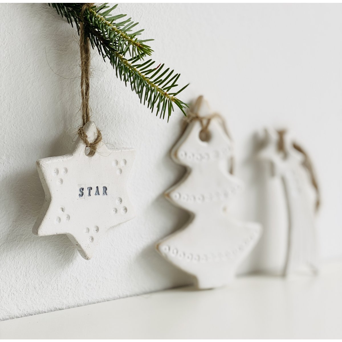Kerst cadeau: setje witte kerstboomhangers van keramiek