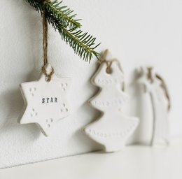 Kerst cadeau: setje witte kerstboomhangers van keramiek