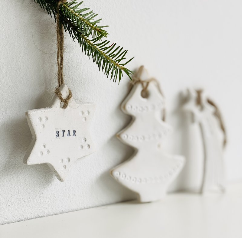 Kerst cadeau: setje witte kerstboomhangers van keramiek