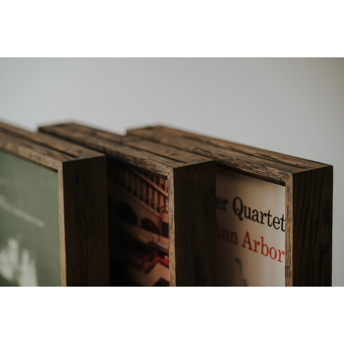 Frame di quercia artigianale per display di album in vinile, arredamento musicale elegante e regalo ideale per gli appassionati