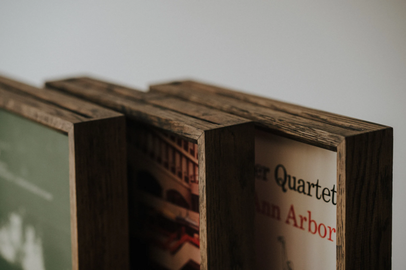 Frame di quercia artigianale per display di album in vinile, arredamento musicale elegante e regalo ideale per gli appassionati