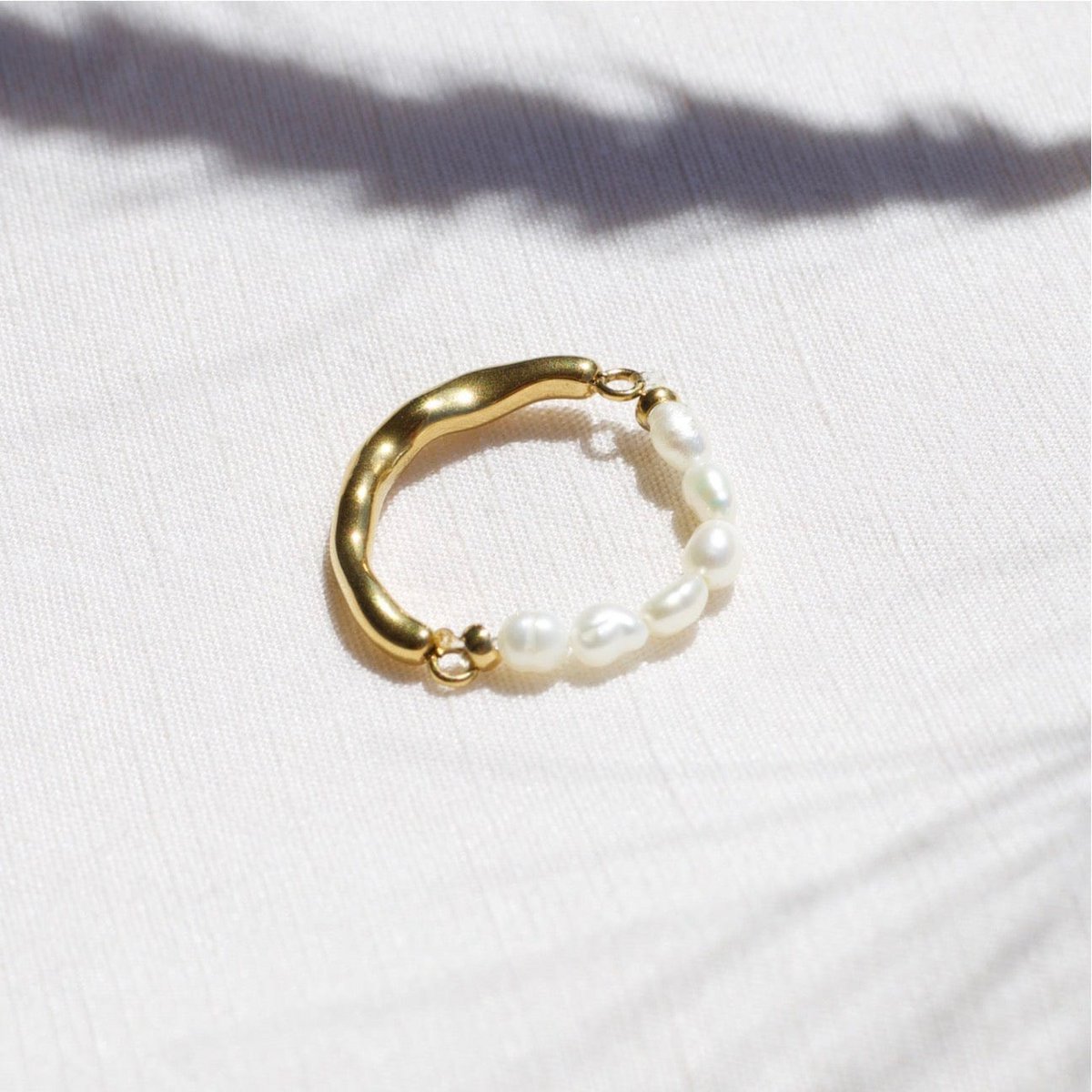 Hubert – Strukturierter Ring mit halber Perle und halb goldenem Band