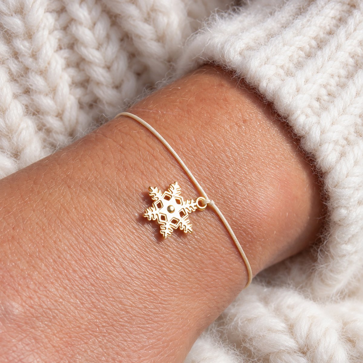 Armband auf Karte - Schneeflocke "Merry Christmas" 24K vergoldeter Anhänger - DIN A6 Recyclingkarte