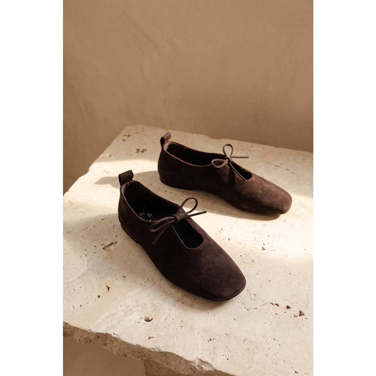 KATY CHOCOLATE – Ballerinas aus weichem Leder mit Schnürung vorne
