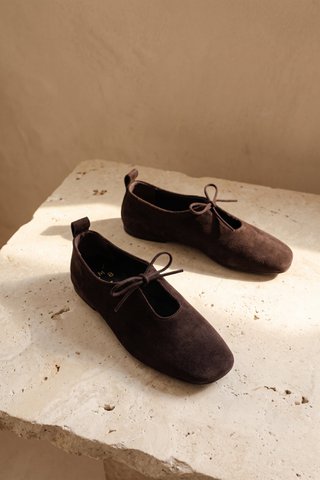 KATY CHOCOLATE – Ballerinas aus weichem Leder mit Schnürung vorne