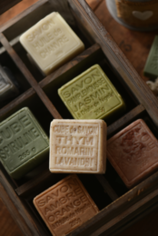 Zeepblokje met essentiële oliën van Tijm, Rozemarijn en Lavendel 260g