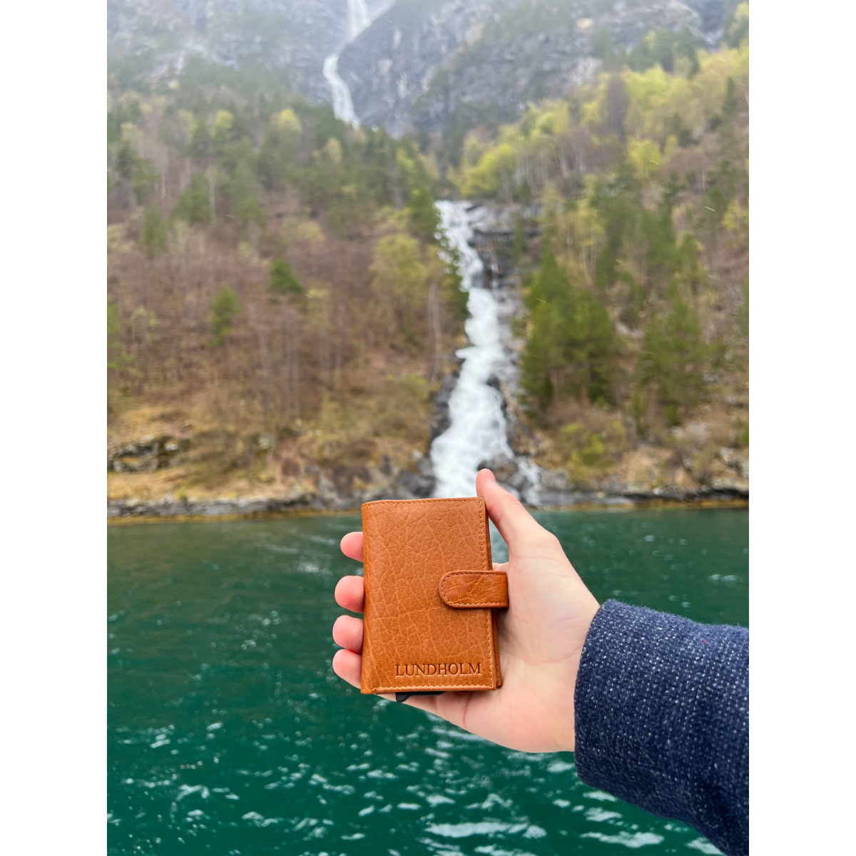 Etui na karty Lundholm wysuwane - z przegródką na monety, banknoty - skórzane etui na karty wysuwane etui na karty kredytowe męski prezent dla mężczyzny męskie prezenty prezent na dzień ojca prezent na dzień ojca koniak brązowy czarny