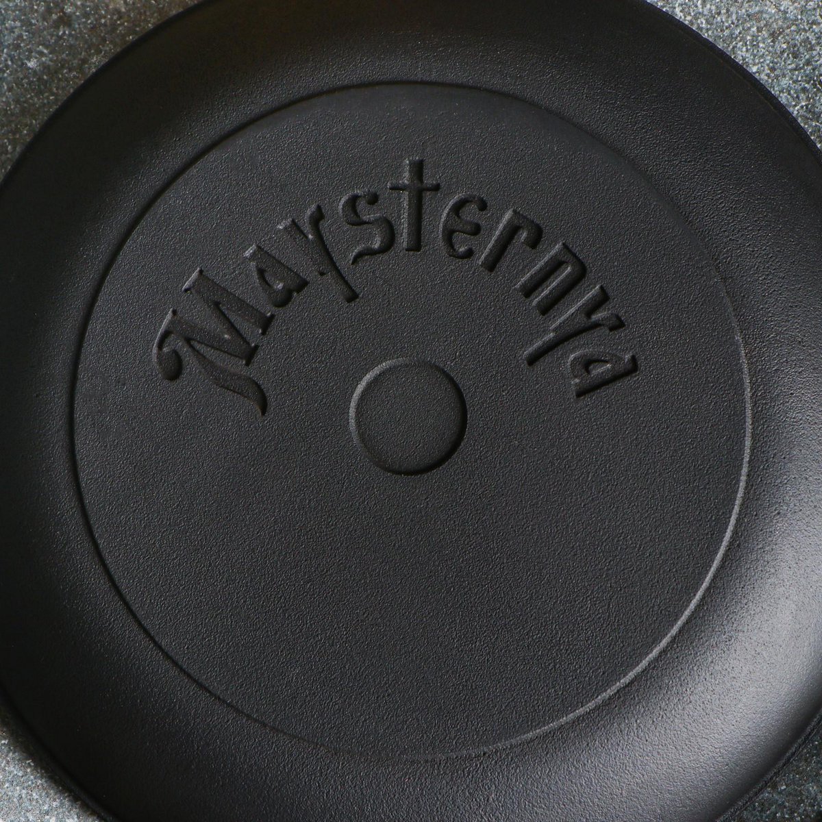 Frying pan cast iron - Ø 24 x 4 cm - cast iron pan for all heat sources - Wooden handle - PFAS Free - Black