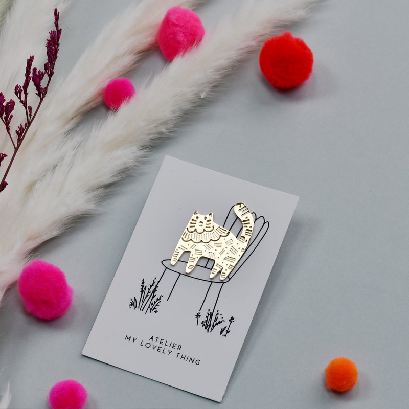 Pin Lovely Cat En Latón