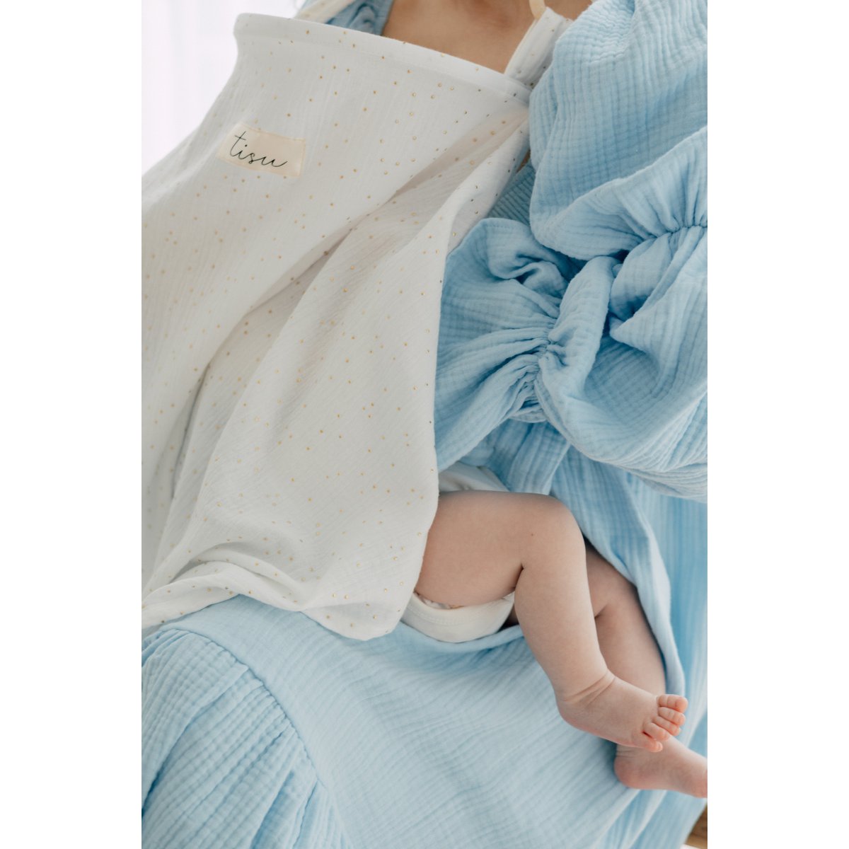 TISU nursing cover, White