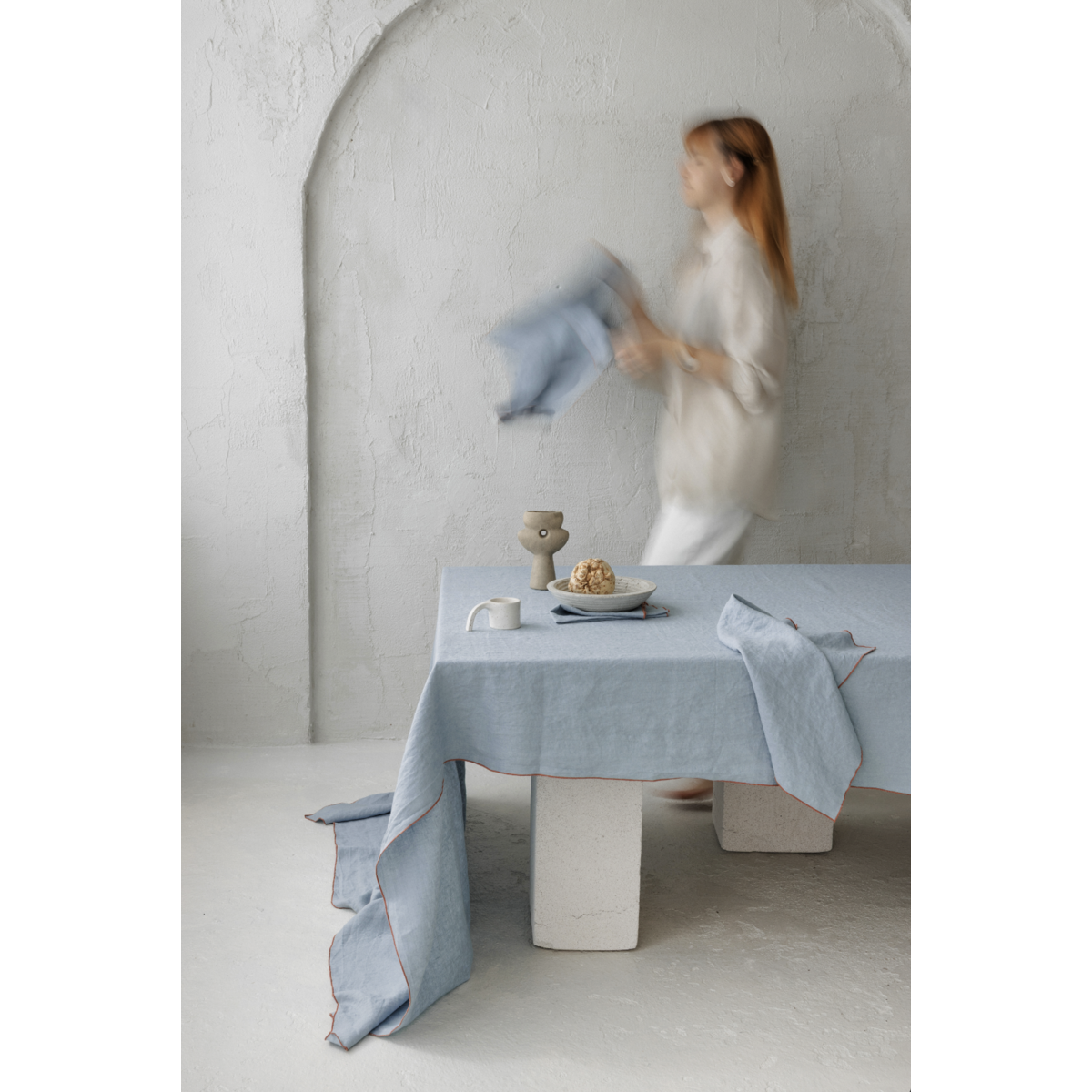 Linnen tafelkleed met contrastdetail Lake Tonic Blue -330x145cm