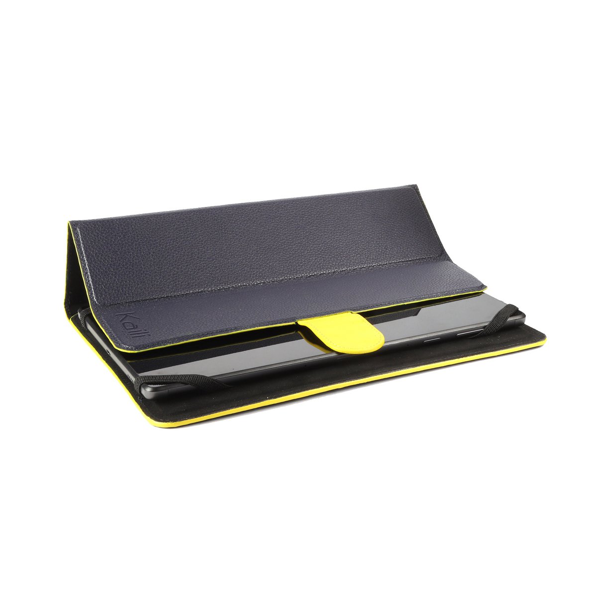 K0033DB | Hoes voor tablet Echt leer, volnerf, dollargrain. Col. Blauw met gele randen. Contrasterende tab sluiting. Afmetingen: 19,5 x 25,2 x 1 cm Verpakking: Tnt zak