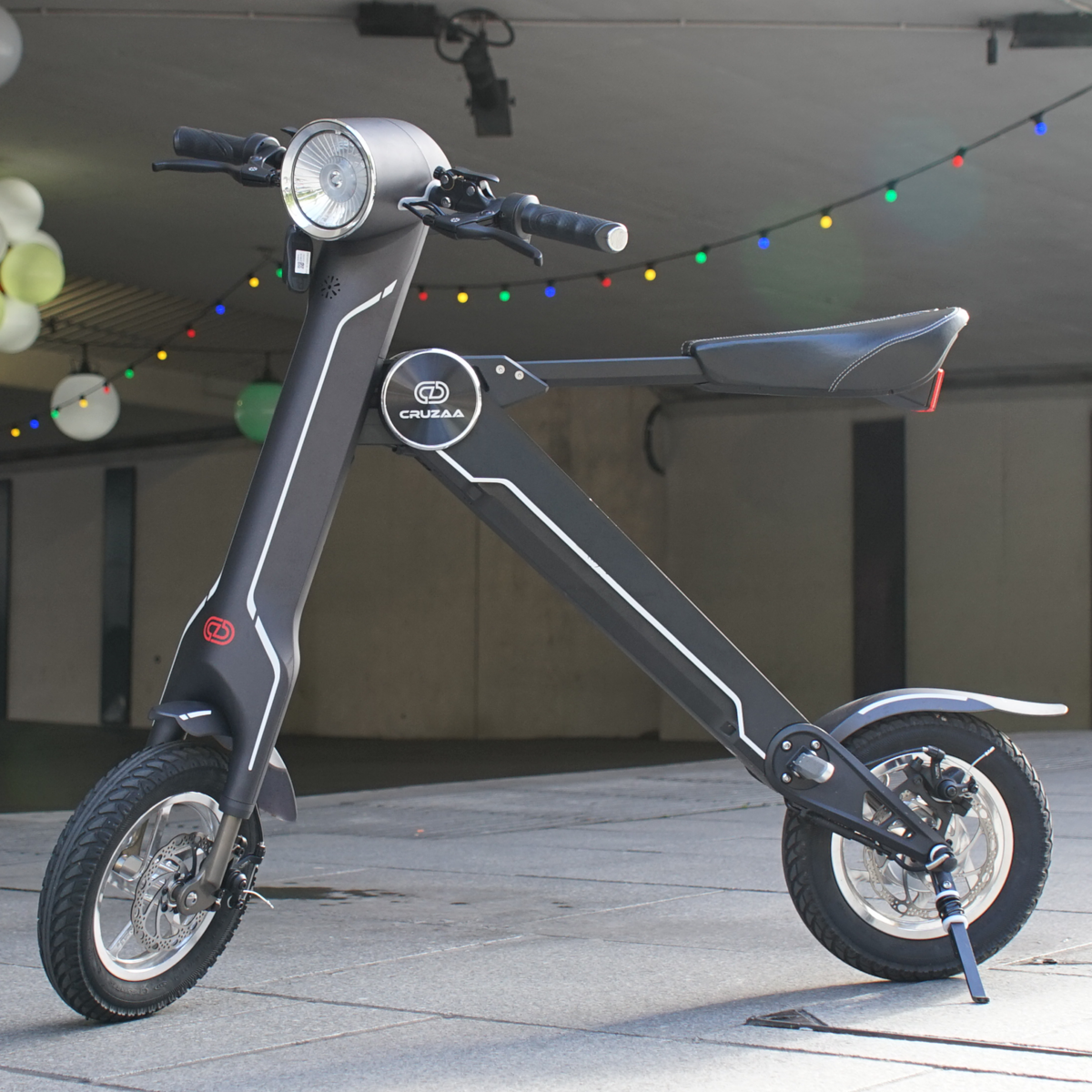 De officiële exclusieve Cruzaa E-Scooter Carbon Black