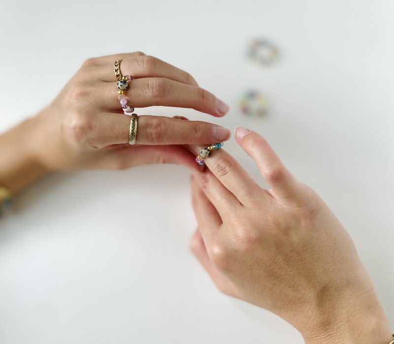 Ring med sten og glasperler