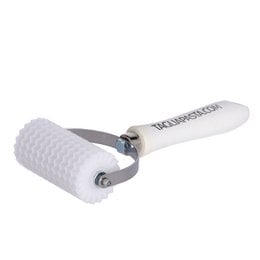  A pasta cutter with 12 serrated plastic blades for effortless pasta making. The textured roller helps create uniform noodle shapes.