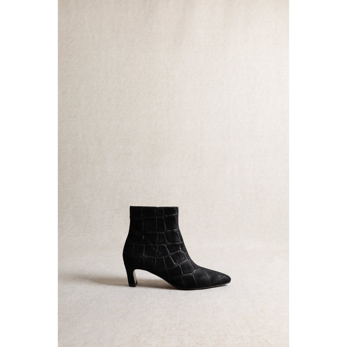 DINA ZWARTE CROCO SUEDE – Suède laarzen met hak in reliëf