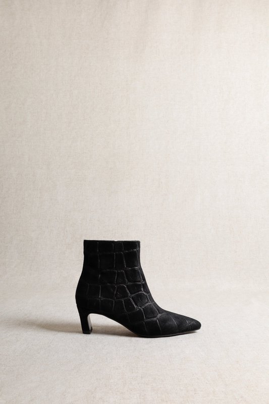 DINA ZWARTE CROCO SUEDE – Suède laarzen met hak in reliëf