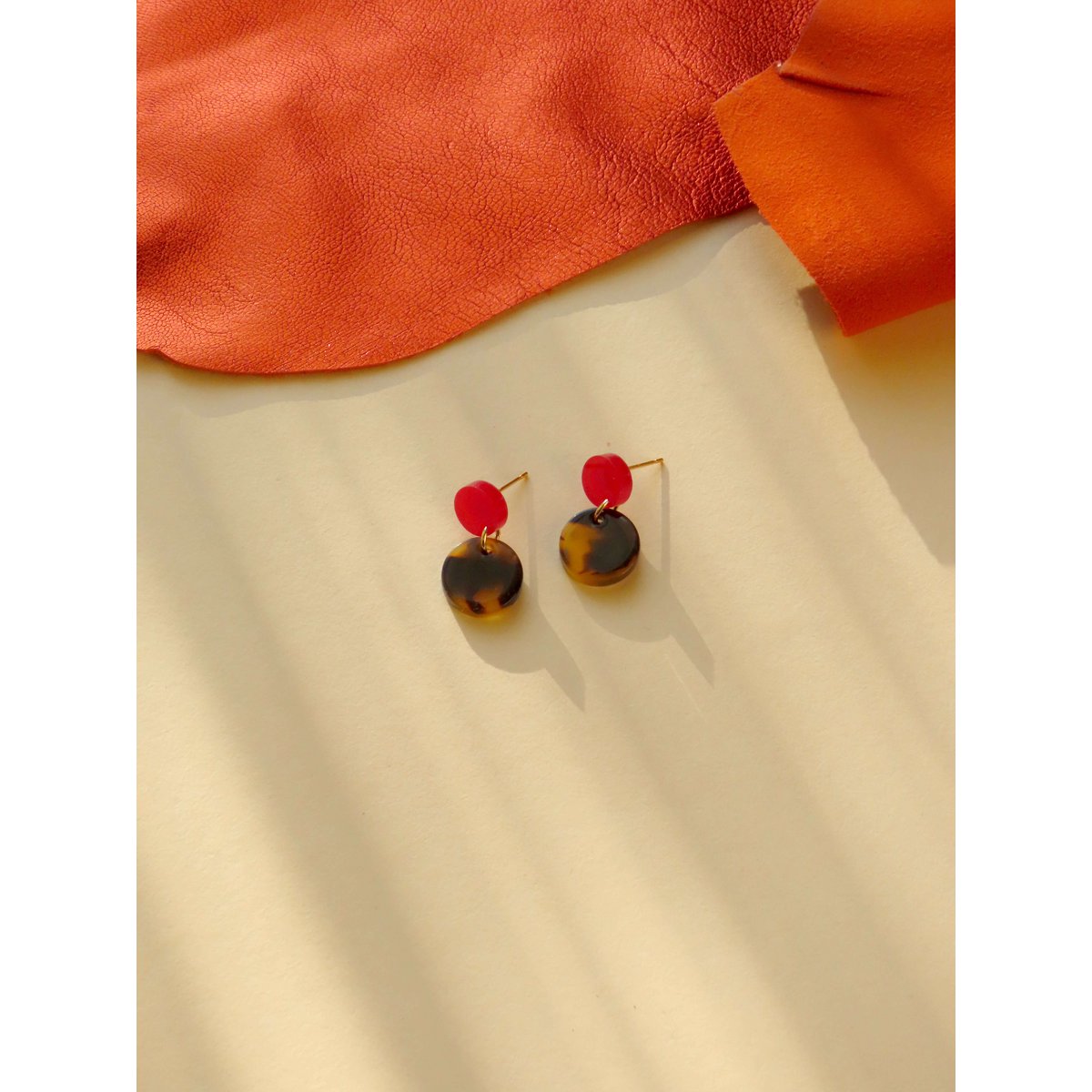 Tiny Leo Dots Bogen Statement Ohrringe en pourriture