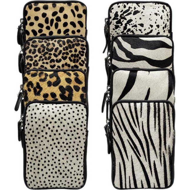 Leder -Telefonbeutel Damen schwarz mit Tigerdruck - stilvolle Tasche aus echtem Leder mit verstellbarem Schultergurt, ideal für das Tragen Ihres Telefons.