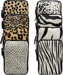 Lædertelefonpose Ladies Black With Tiger Print - Stilfuld taske lavet af ægte læder med justerbar skulderrem, ideel til at bære din telefon.