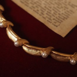 Collar de cinta de perlas de inspiración vintage