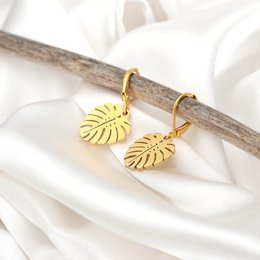 Boucles d'oreilles exquises serties d'un pendentif monstera plaqué or | Fait à la main | Cadeau idéal - VINOHR-26