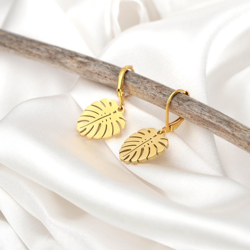 Boucles d'oreilles exquises serties d'un pendentif monstera plaqué or | Fait à la main | Cadeau idéal - VINOHR-26