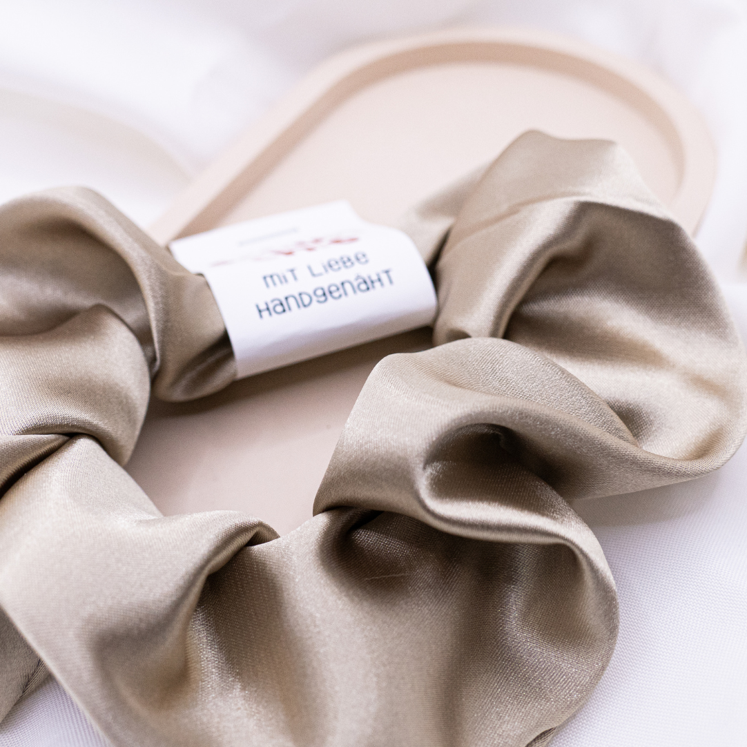 Scrunchie bandeau beige satiné vert clair - attache cheveux cousu main brillant