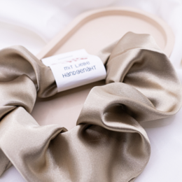 Scrunchie bandeau beige satiné vert clair - attache cheveux cousu main brillant