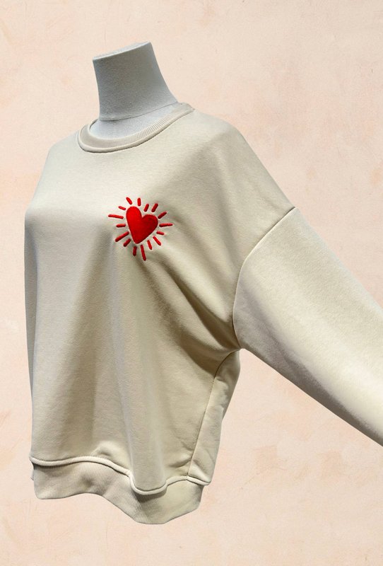 Unisex oversize sweatshirt – broderet rødt hjerte – BOMULD – 9038416