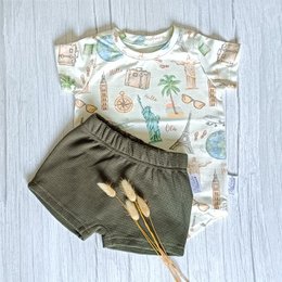T-shirt à ourlet incurvé Voyagez à travers le monde - Design exclusif