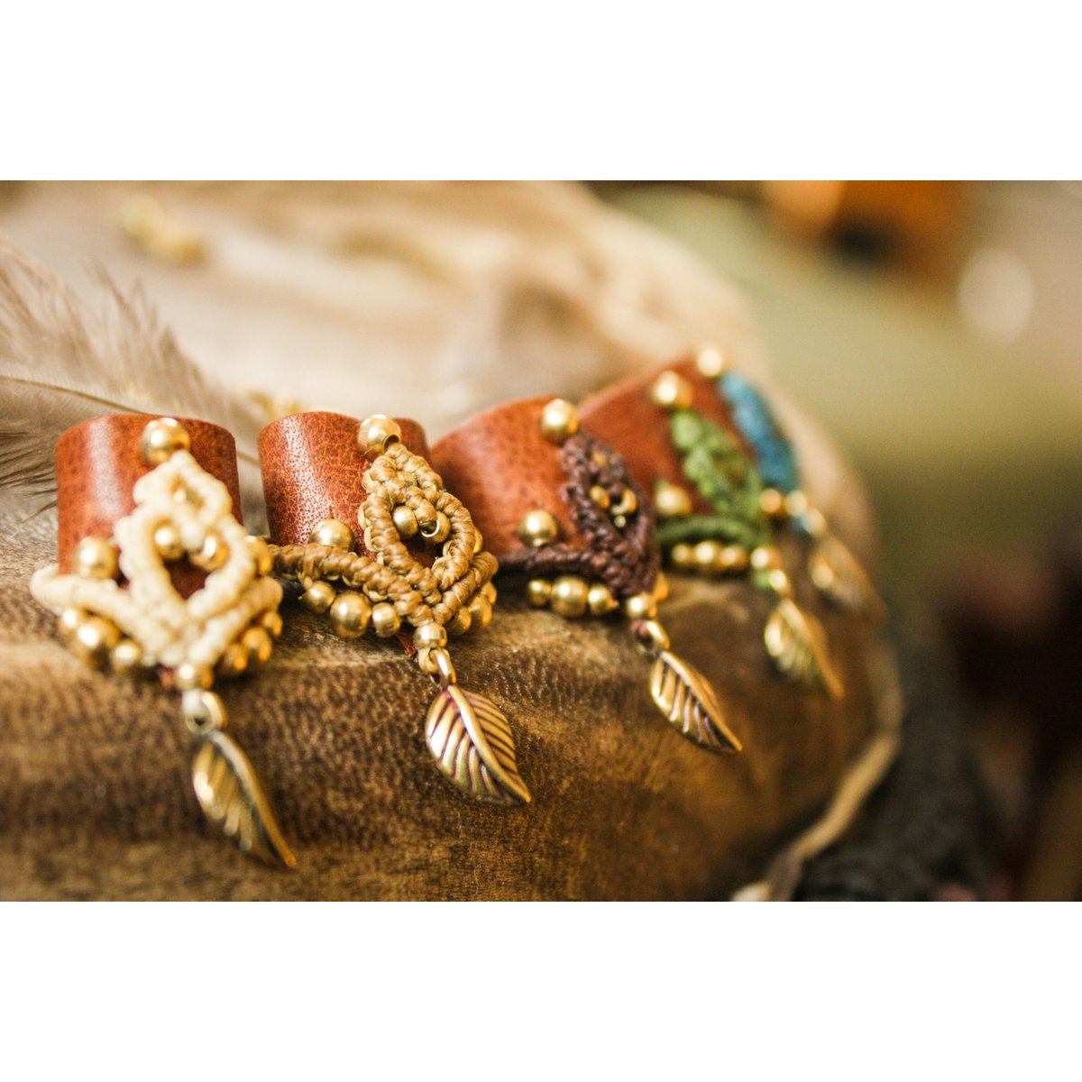 Dreadlock-Perle aus Leder und Makramee mit Messingdetails