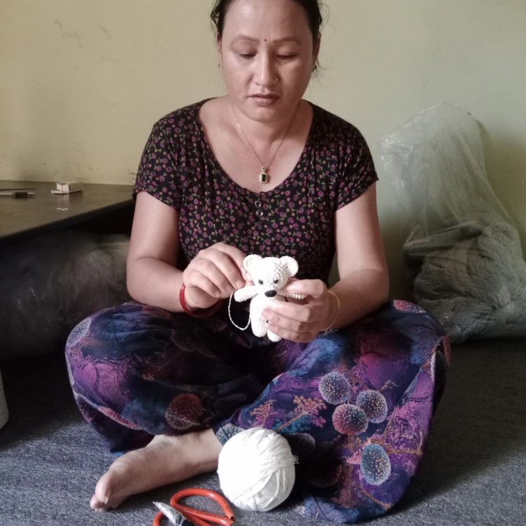 Charme de sac ours Luna-Leena blanc cassé - coton biologique - crocheté à la main au Népal