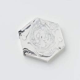 Bandeja hexagonal de mármol blanco de Jesmonite