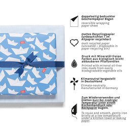 Blauw inpakpapier met papieren boten en strepen - lichtblauw inpakpapier met papieren bootpatroon, ideaal voor kinderverjaardag, doop, geboorte.