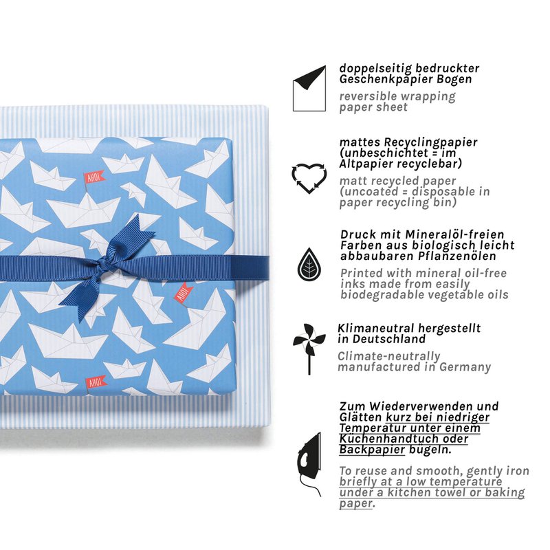 Blauw inpakpapier met papieren boten en strepen - lichtblauw inpakpapier met papieren bootpatroon, ideaal voor kinderverjaardag, doop, geboorte.