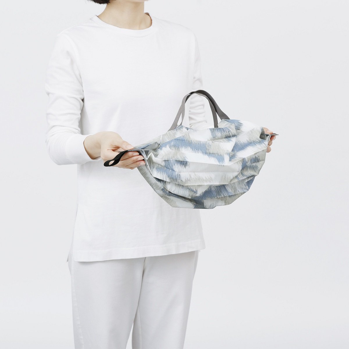 Shupatto compact foldable shopping bag size S - Floating Clouds